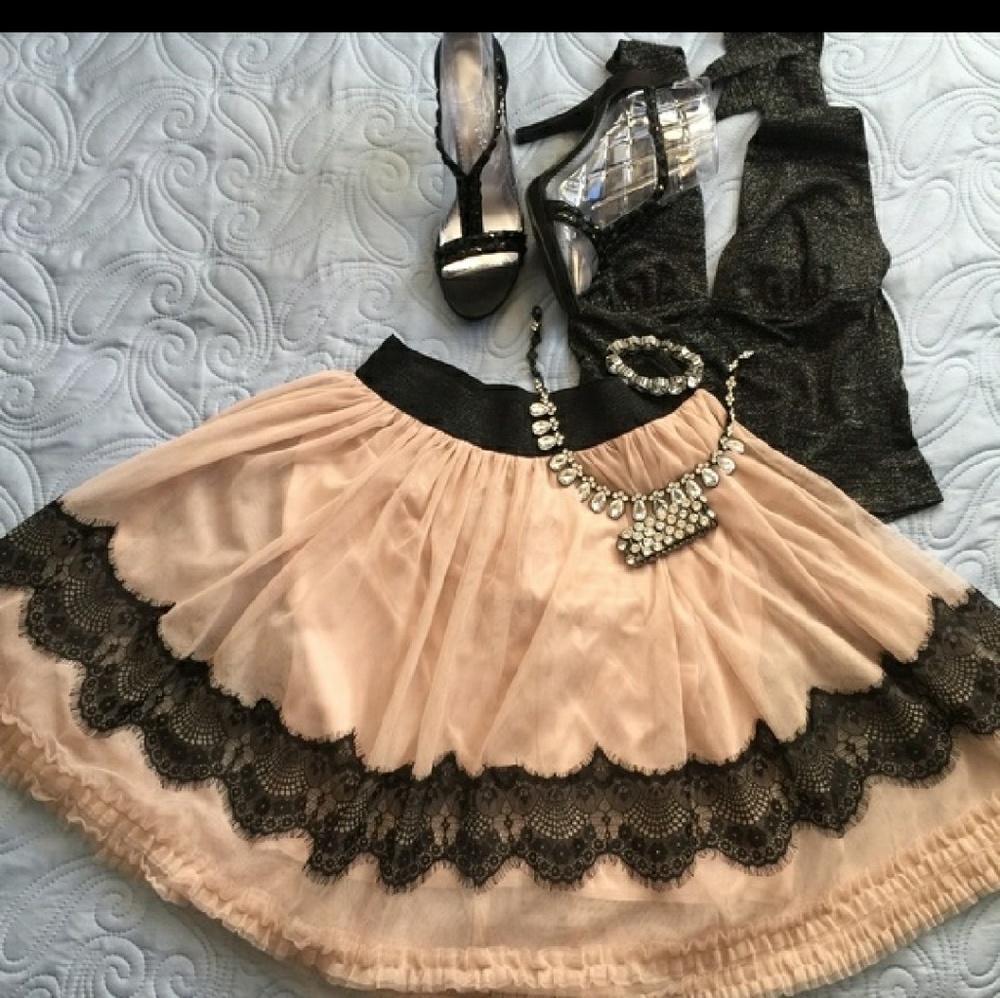 Chic lace skirt